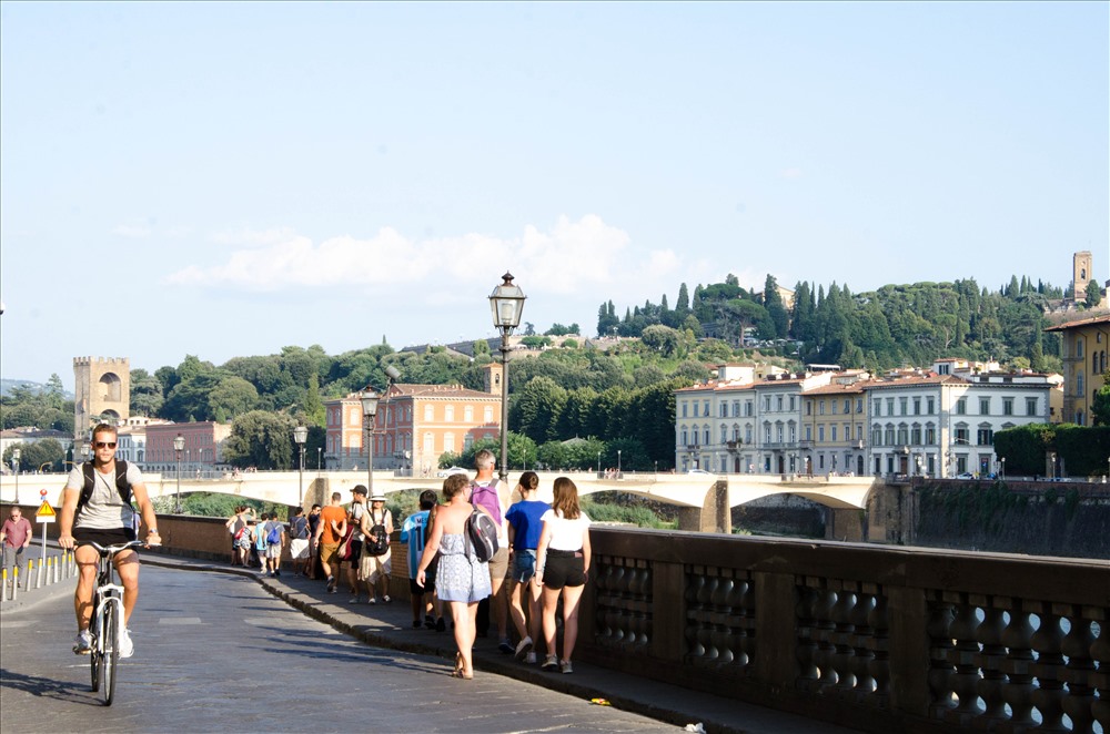 Du khách tảo bộ bên bờ sông Arno. Ảnh: Trần Ánh Dương