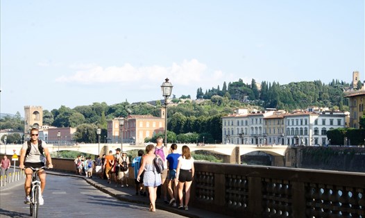 Du khách tảo bộ bên bờ sông Arno. Ảnh: Trần Ánh Dương