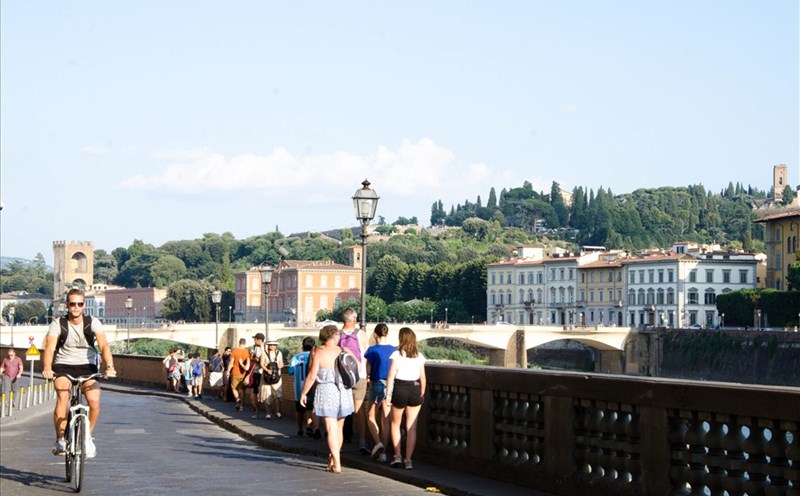 Du khách tảo bộ bên bờ sông Arno. Ảnh: Trần Ánh Dương