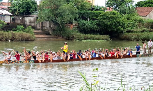 Các trai bơi nỗ lực tập luyện. Ảnh: Lê Phi Long