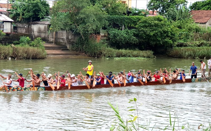 Các trai bơi nỗ lực tập luyện. Ảnh: Lê Phi Long
