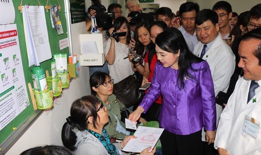 Bộ trưởng Bộ Y tế Nguyễn Thị Kim Tiến thăm hỏi một bệnh nhân tại Bệnh viện Đa khoa Hoàn Mỹ Sài Gòn