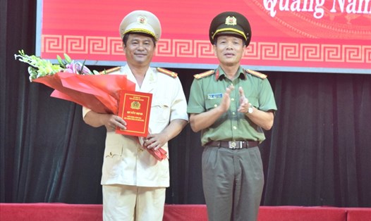 Đại tá Vũ Hồng Kỳ trao quyết định bổ nhiệm Phó Giám đốc Công an tỉnh Quảng Nam cho đại tá Phan Văn Dũng.