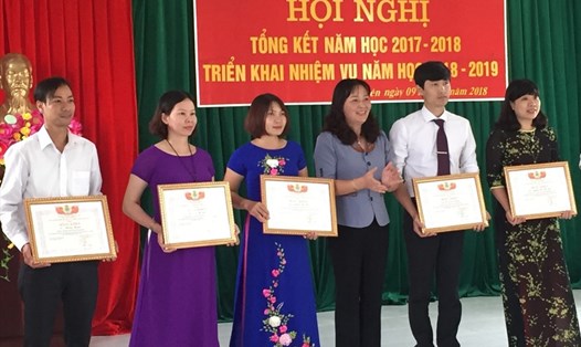 Chủ tịch LĐLĐ tỉnh Nguyễn Thị Thiện tặng bằng khen cho các tập thể, cá nhân có thành tích xuất sắc trong năm học 2017-2018. Ảnh: PV