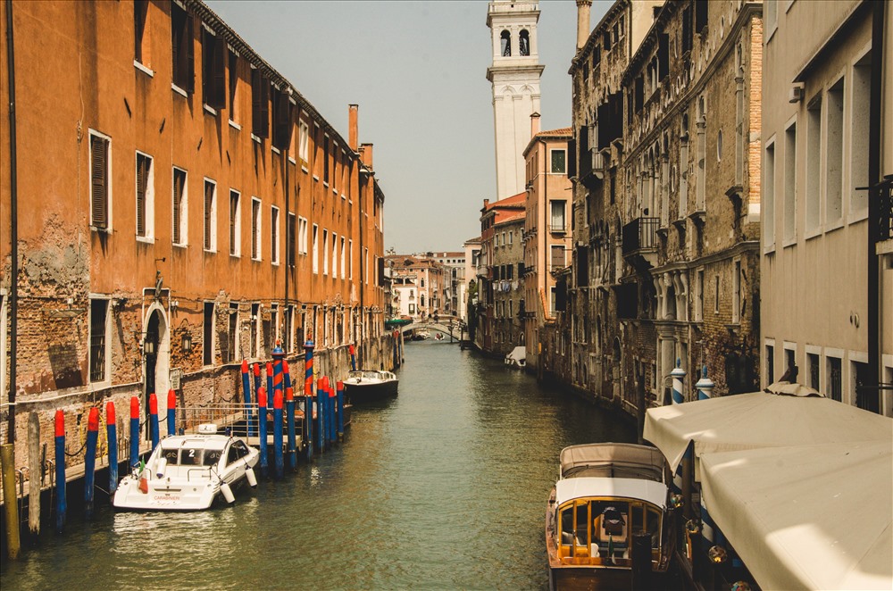 Thành phố thơ mộng với hệ thống kênh rạch bao quanh. Ảnh: Trần Ánh Dương