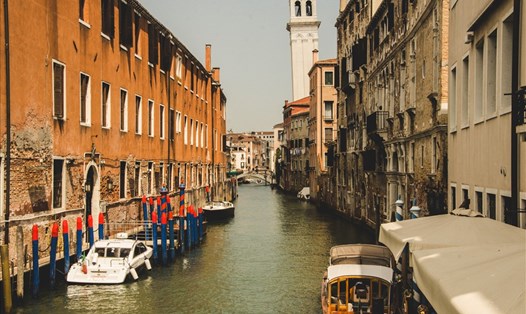 Thành phố thơ mộng với hệ thống kênh rạch bao quanh. Ảnh: Trần Ánh Dương