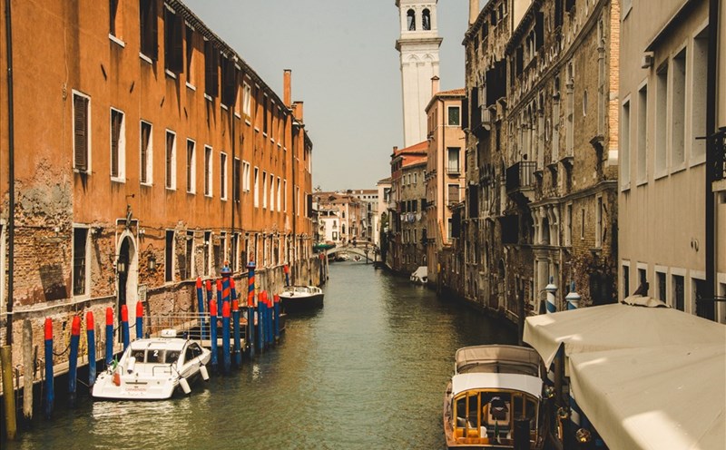 Thành phố thơ mộng với hệ thống kênh rạch bao quanh. Ảnh: Trần Ánh Dương