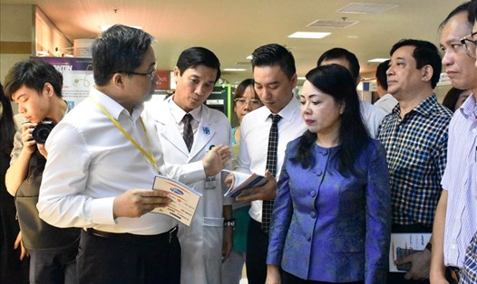 Bộ trưởng Nguyễn Thị Kim Tiến chỉ đạo lãnh đạo Bệnh viện Đại học Y dược TP.HCM giải quyết vấn đề quá tải.
