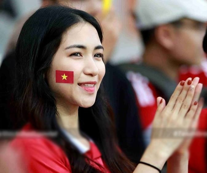 Hoà Minzy xuất hiện cổ vũ U23 Việt Nam.