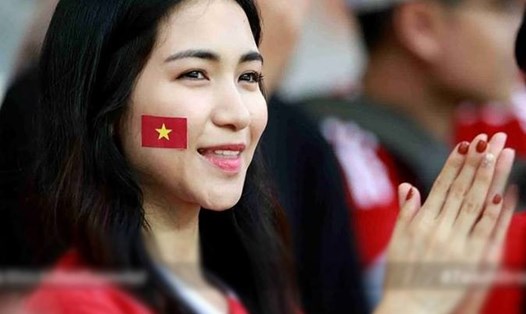 Hoà Minzy xuất hiện cổ vũ U23 Việt Nam.
