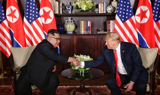 Tổng thống Donald Trump và nhà lãnh đạo Kim Jong-un gặp thượng đỉnh ngày 12.6.2018 tại Singapore. Ảnh: Yonhap