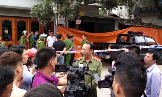Thiếu tướng Sùng A Hồng, Giám đốc Công an tỉnh Điện Biên trả lời phỏng vấn báo chí tại hiện trường. Ảnh: Phạm Quang/Báo Yên Bái
