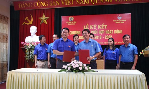 Đại diện lãnh đạo LĐLĐ tỉnh Bắc Giang và Tỉnh đoàn ký chương trình phối hợp.
