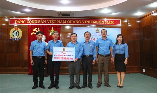 LĐLĐ tỉnh Thanh Hóa trao tặng nhà Mái ấm Công Đoàn cho công nhân lao động Quảng Nam. Ảnh: Đ.V