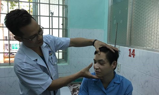 Bác sĩ Vũ Đình Ân - Phó Chủ nhiệm khoa Hồi sức tích cực Bệnh viện Quân y 175 đang kiểm tra tình hình sức khỏe cho bệnh nhân