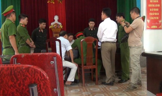 Đọc lệnh bắt tạm giam đối với đối tượng Nguyễn Quang Sơn.