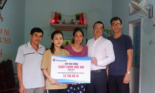 Đại diện Công ty du lịch Vietravel tặng học bổng “Chắp cánh ước mơ” cho nữ sinh Hà Vi.