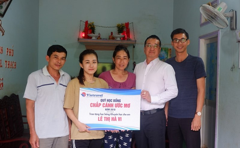 Đại diện Công ty du lịch Vietravel tặng học bổng “Chắp cánh ước mơ” cho nữ sinh Hà Vi.