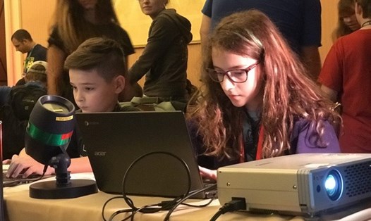Tại hội nghị hacker của DEFCON (Mỹ), các cô bé, cậu bé thiếu nhi được đào tạo và tiếp cận sớm với công nghệ bảo mật, từ đó sớm có được khái niệm đa chiều về lĩnh vực này.- Ảnh: AFP