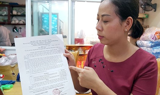 Chị Nguyễn Thị Kim Thu cho xem tờ kêu gọi phụ huynh ủng hộ đầu năm của trường Nguyễn Văn Tố lên đến gần 1 tỉ đồng.