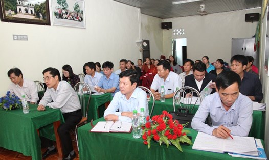 Lãnh đạo tổ chức công đoàn và các cấp chính quyền, các ngành chức năng làm việc với 17 người lao động tại Cty Cổ phần Môi trường đô thị Khe Sanh để giải quyết chế độ. Ảnh: HƯNG THƠ