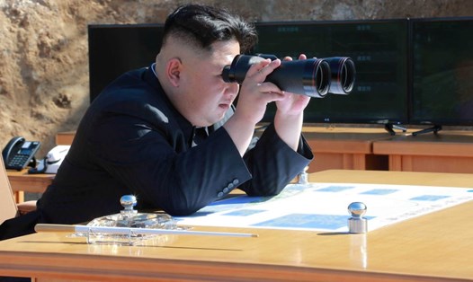 Nhà lãnh đạo Kim Jong-un trong thời điểm phóng tên lửa đạn đạo Hwasong-12. Ảnh: KCNA