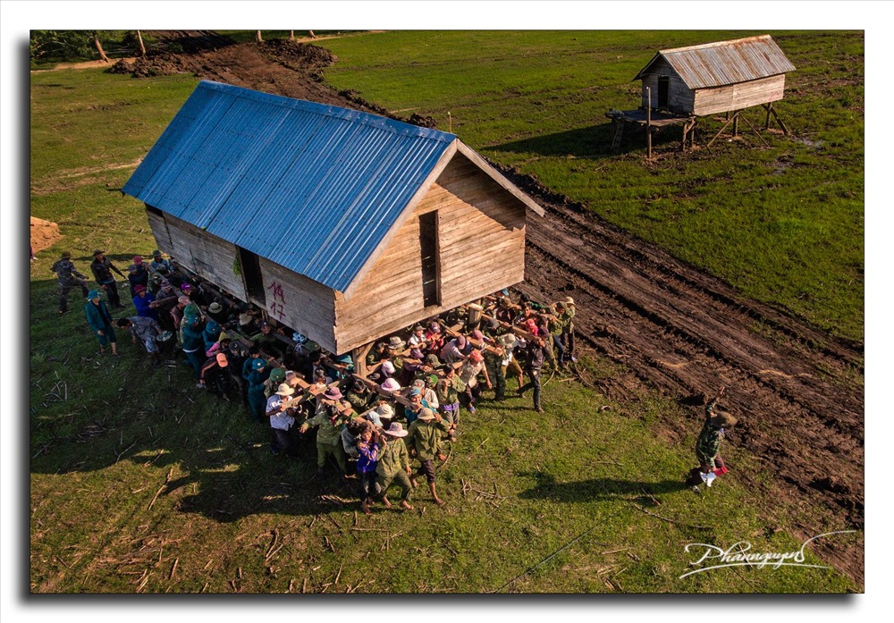 Cõng nhà. Ảnh: Phan Nguyên