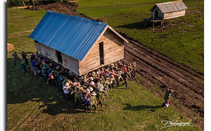 Cõng nhà. Ảnh: Phan Nguyên