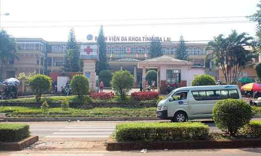 Nhóm người trúng đạn cấp cứu tại bệnh viện Đa khoa tỉnh Gia Lai. Ảnh Đình Văn