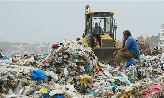 Rác nhựa và rác sinh hoạt chất đống tại một bãi biển ở Mumbai, Ấn Độ.