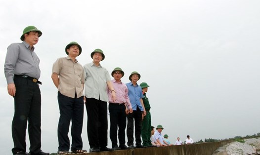 Đoàn công tác của Ban chỉ đạo Trung ương về Phòng chống thiên tai và lãnh đạo tỉnh Quảng Ninh kiểm tra tuyến đê biển Hà Na (TX Quảng Yên, Quảng Ninh). Ảnh: QTV
