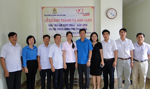 Lãnh đạo LĐLĐ tỉnh Thái Bình và Quỹ XHTT Tấm lòng Vàng Lao Động trao nhà Mái ấm Công đoàn do Thủ tướng Chính phủ tặng cho đoàn viên.