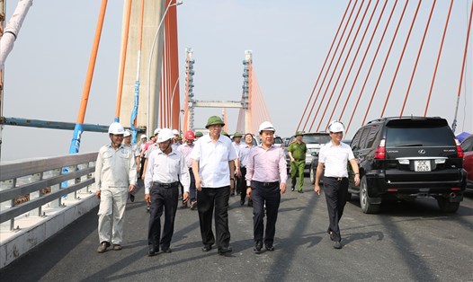Chủ tịch UBND tỉnh Quảng Ninh Nguyễn Đức Long (giữa) cùng lãnh đạo Bộ GTVT kiểm tra cầu Bạch Đằng. Ảnh: Đỗ Phương