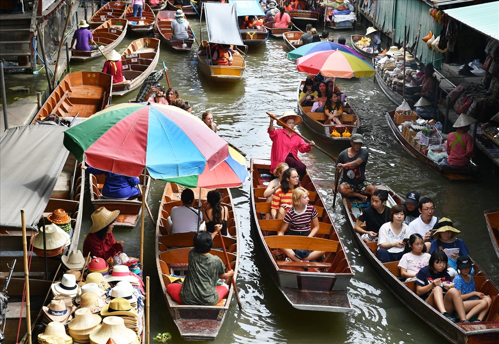 Là khu chợ du lịch điển hình, từ 9h sáng trở đi, nhiều khi trên sông người đi xem người.