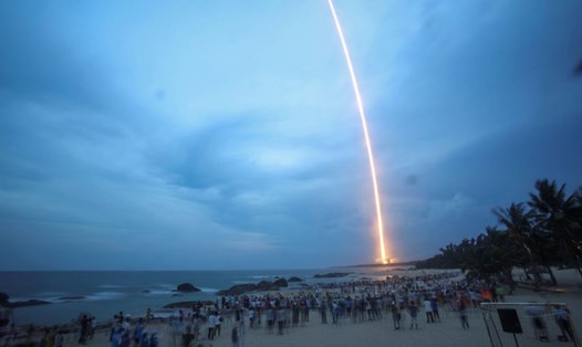 Tên lửa Trường Chinh-5 được phóng từ bãi thử ở Hải Nam. Ảnh: Reuters