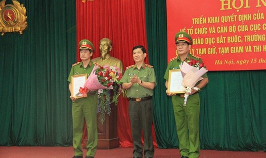 Thứ trưởng Nguyễn Văn Sơn trao quyết định của Bộ trưởng Bộ Công an cho 2 đồng chí Cục trưởng C10 và C11. Ảnh: Công an nhân dân.