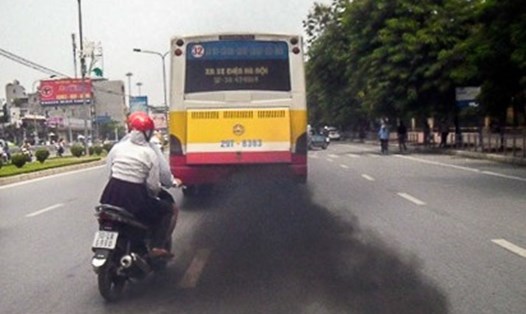 Xe buýt nhả khói đen kịt trên đường phố Hà Nội