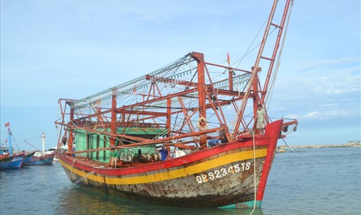 Tàu QB 92345 TS được tàu KN 366 lai dắt về đảo Lý Sơn an toàn.
