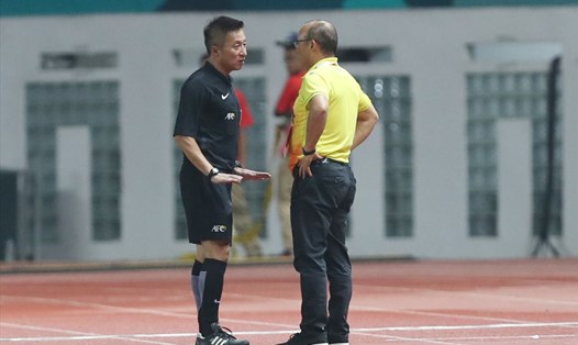HLV Park Hang-seo tranh cãi với trọng tài thứ 4 về tình huống Xuân Mạnh bị phạm lỗi thô bạo nhưng U23 Việt Nam không được hưởng quả đá phạt. Ảnh: Đ.Đ