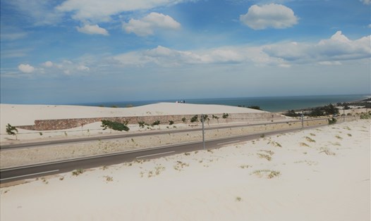 Biển xanh ngắt, Bàu Trắng cát mịn bay bay trong gió dưới cái nắng gắt của Bình Thuận tạo nên khung cảnh độc đáo, đáng để chụp vài bức hình lưu niệm cho chuyến đi. Ảnh: MP
