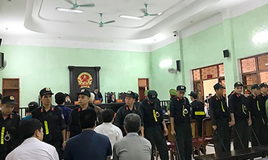 Khung cảnh bên trong phiên tòa sơ thẩm xét xử vụ án con dâu giết mẹ chồng ở Cao Bằng. Ảnh: PD.