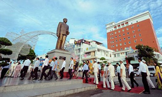 Dâng hoa tượng đài Chủ tịch Tôn Đức Thắng ở An Giang. Ảnh: TL