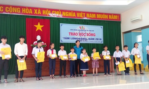 Chủ tịch LĐLĐ tỉnh Hậu Giang  - Lê Thị Thanh Lam trao học bổng cho các em học sinh 