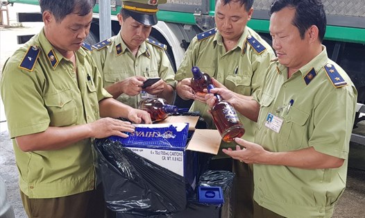 Tang vật là 400 chai rượu ngoại được đội QLTT số 2 Hà Tĩnh bắt giữ