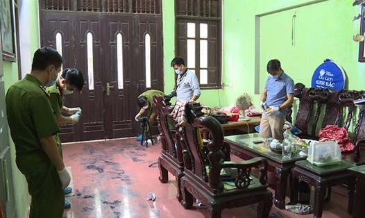 Lực lượng chức năng khám nghiệm hiện trường ngôi nhà nạn nhân. Ảnh: Công an tỉnh Hưng Yên.