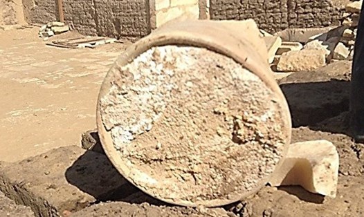 Chậu đất chứa pho mát, được khai quật trên lãnh thổ Sakkara, nghĩa địa Ai Cập cổ đại, nằm bên cạnh thủ đô Cairo. Ảnh: Enrico Greco