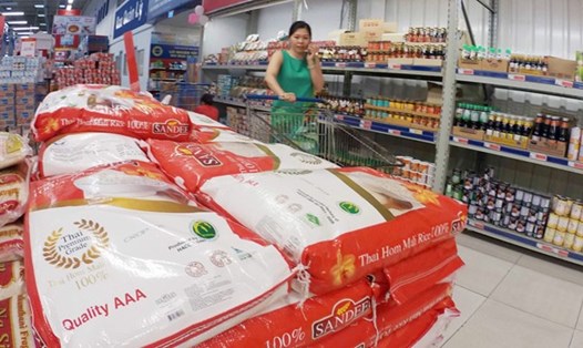 Gạo Thái Lan đang bày bán tại các siêu thị - Ảnh: PV 