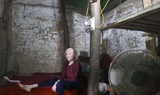 Cụ bà Trần Thị Lan trong căn nhà của mình - Ảnh: PV.