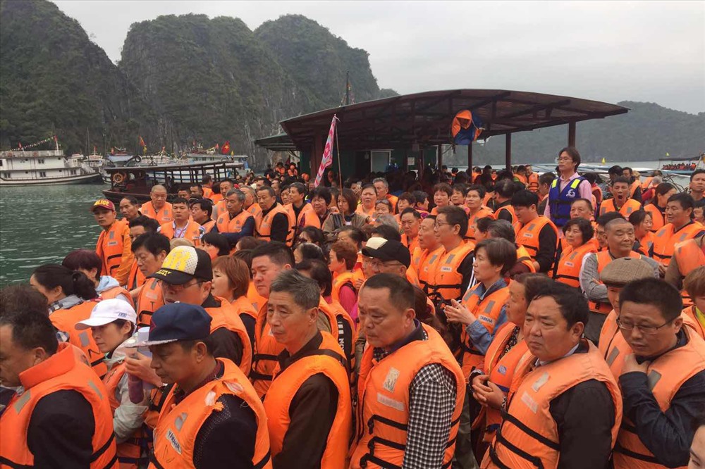 Khách Trung Quốc chen nhau thăm hang Luồn, vịnh Hạ Long. Khách đông, nhưng số thu vẫn trông đợi vào thu vé thăm vịnh Hạ Long. Ảnh: Nguyễn Hùng