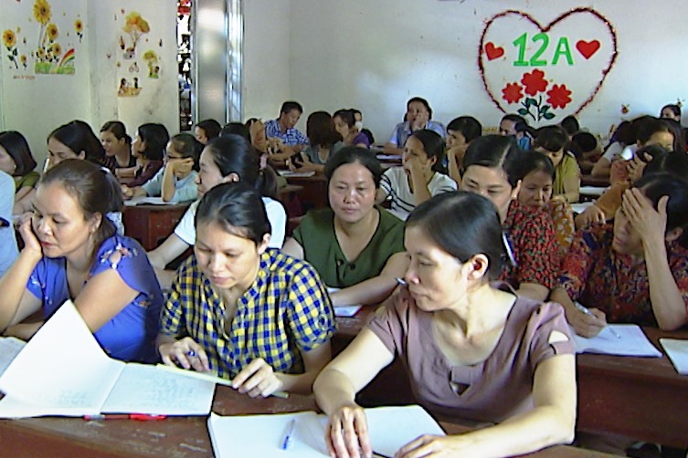 Các GV THCS Diễn Châu (Nghệ An) tham gia lớp bồi dưỡng để chuyển xuống dạy Tiểu học. Ảnh: PV